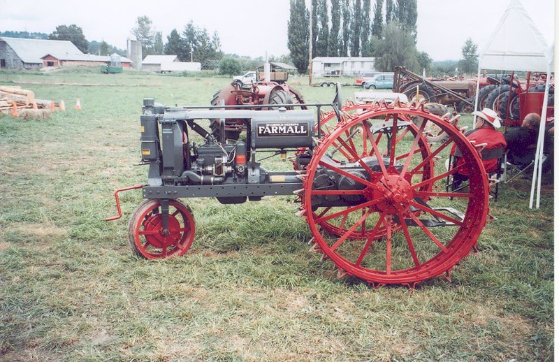 Case IH отмечает 100-летие трактора Farmall